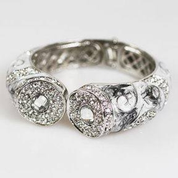 Jewelry - ⭐HInged Bangle with Crystals